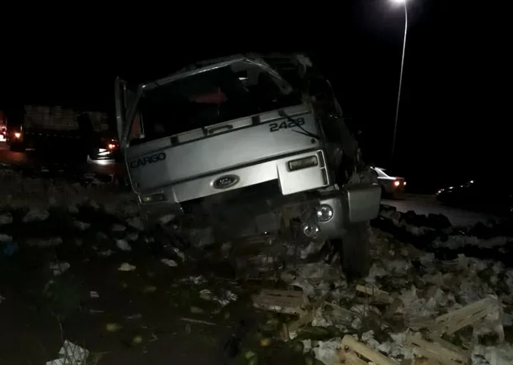 Acidente entre carro e caminhão deixa feridos na BR 101 no município da Serra