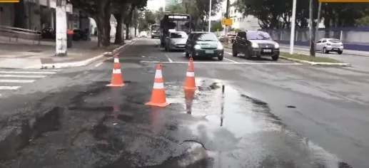 Vazamento de água interdita parte de avenida em Vitória