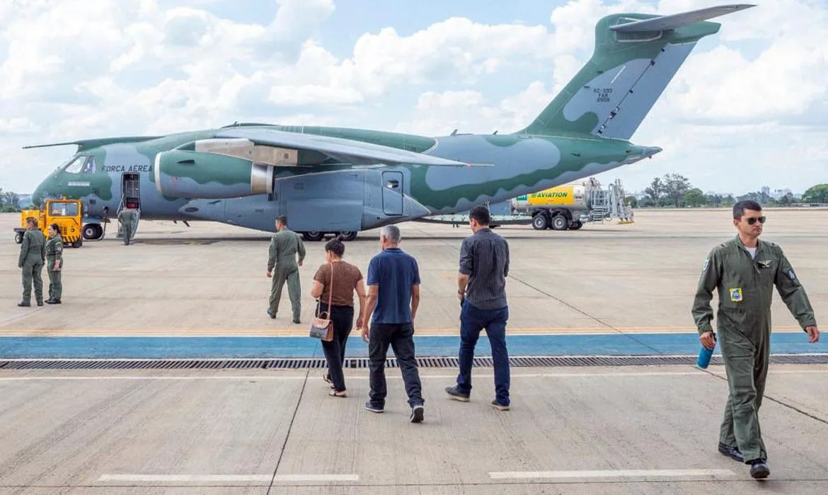 Brasília (DF), 10.10.2023 – Decolagem da aeronave KC-390 Millennium da FAB para a repatriação de brasileiros em território de Israel e Palestina. Operação Voltando em Paz. Foto: João Risi/Audiovisual/PR