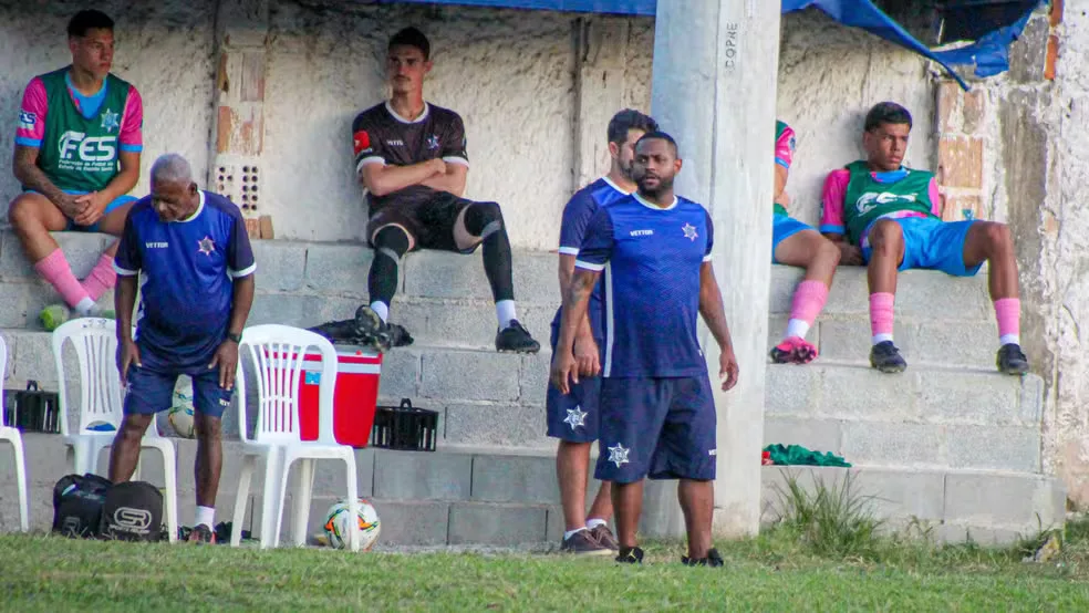 Lembra dele? Jobson, ex-Botafogo, estreia como auxiliar técnico na Copa ES