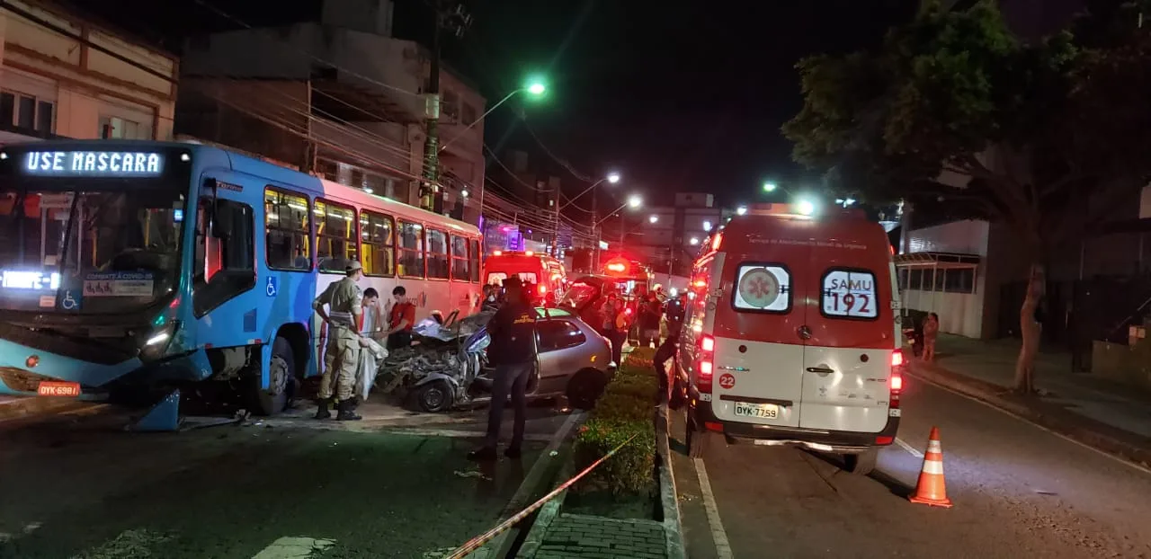 Acidente entre ônibus e carro na avenida Maruípe deixa feridos