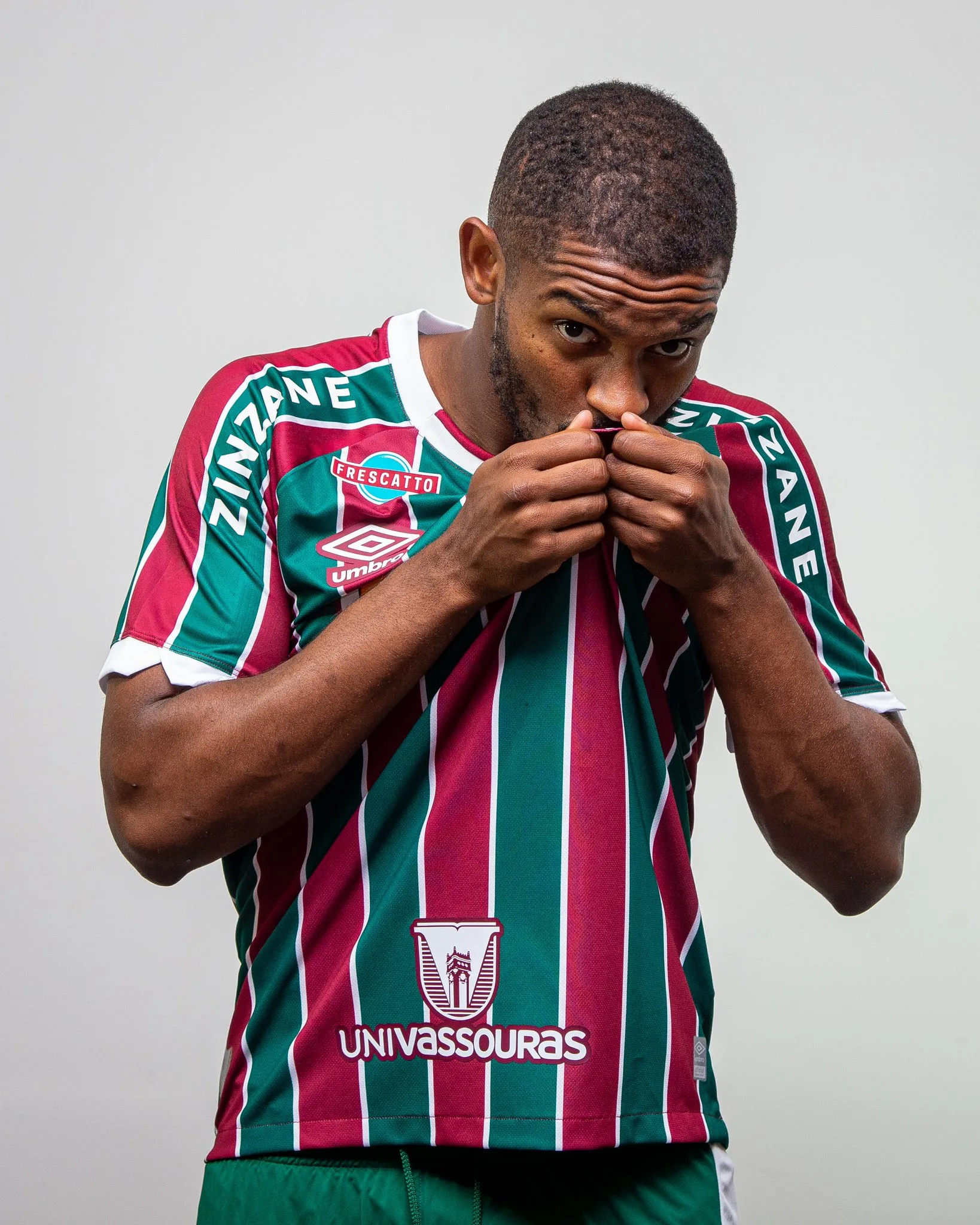 Alvo do Corinthians, zagueiro Marlon acerta retorno ao Fluminense