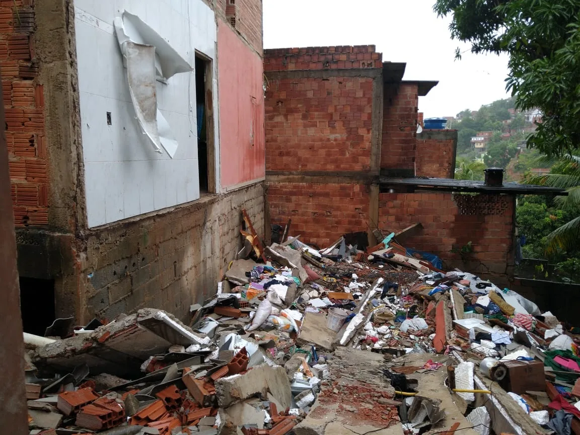 Chuva no ES: parte de residência desaba e três pessoas ficam feridas em Cariacica