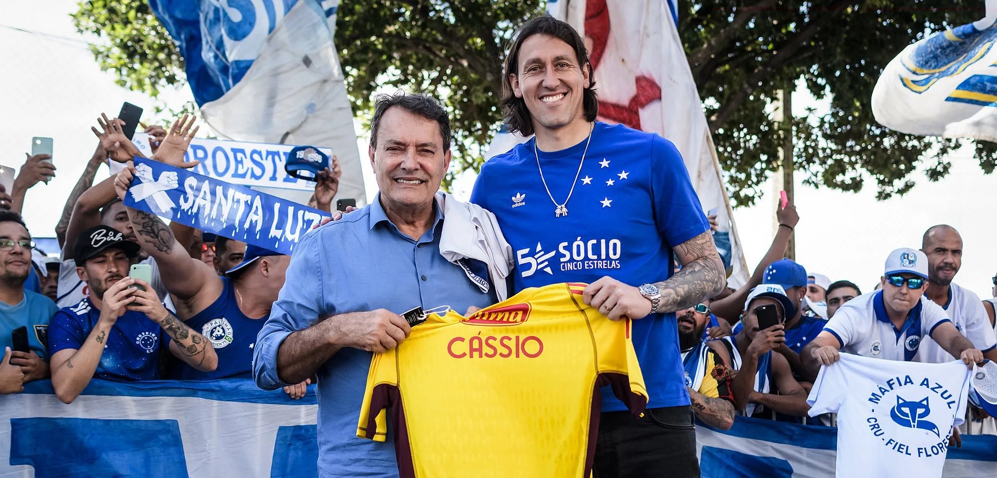 Cássio chega ao Cruzeiro de carona no jatinho e com festa da torcida