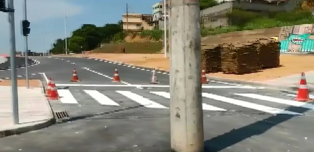 VÍDEO | Postes são retirados do meio de avenida em Cariacica após 70 dias de conclusão de obra