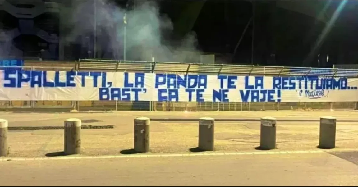 Torcida do Napoli diz que roubou carro de técnico e cobra demissão como 'resgate'