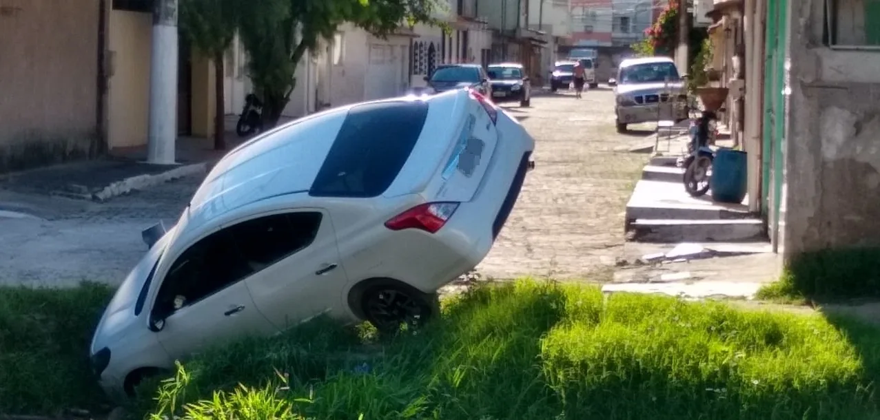 Motorista perde controle da direção e carro cai dentro de valão em Vila Velha