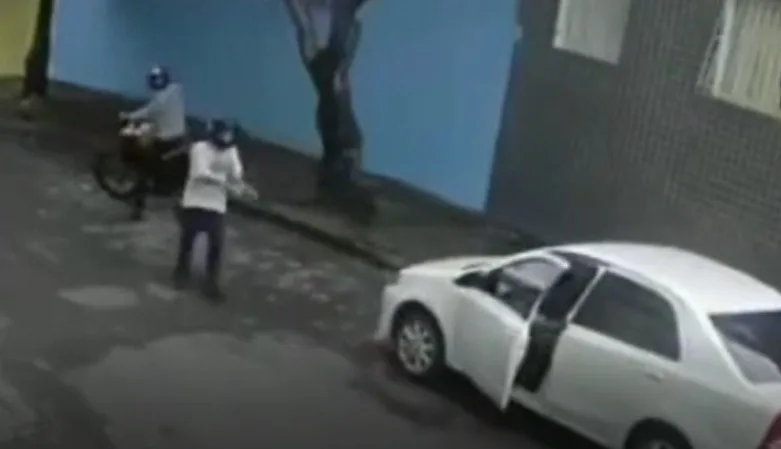 VÍDEO | Aposentado tem carro roubado e até pães são levados em Cariacica