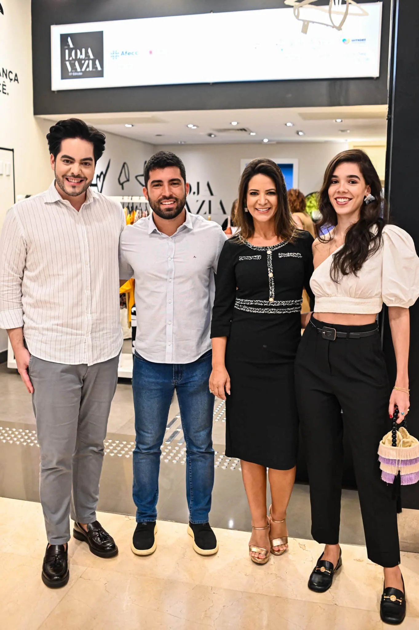 Loja Vazia no Shopping Vitória: Asilo arrecada milhares de peças para mega desfile (Foto: Arthur Louzada)