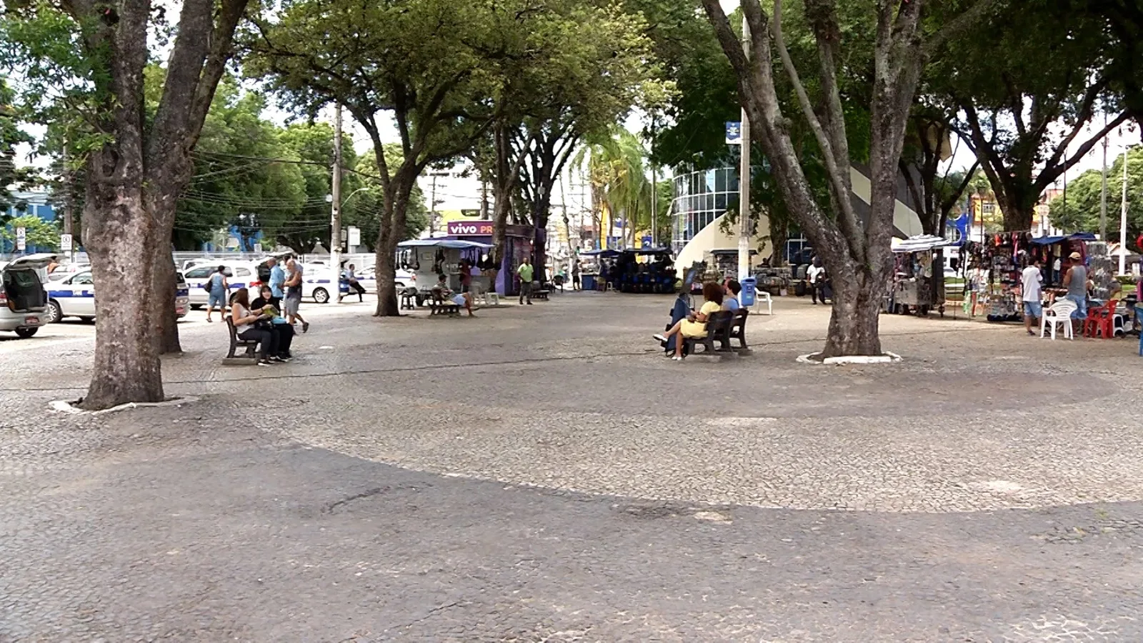 Banca de revistas é arrombada e saqueada em praça no Centro de Vila Velha