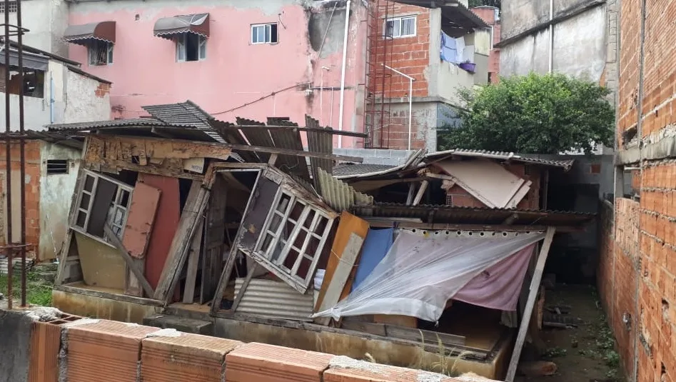 Morador se recusa a deixar casa com risco de desabamento em Vitória