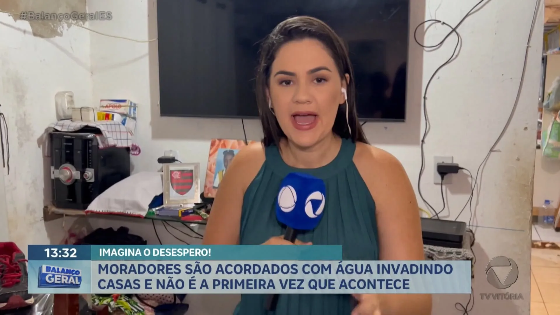 Moradores são acordados com água invadindo casas e protestam contra obras