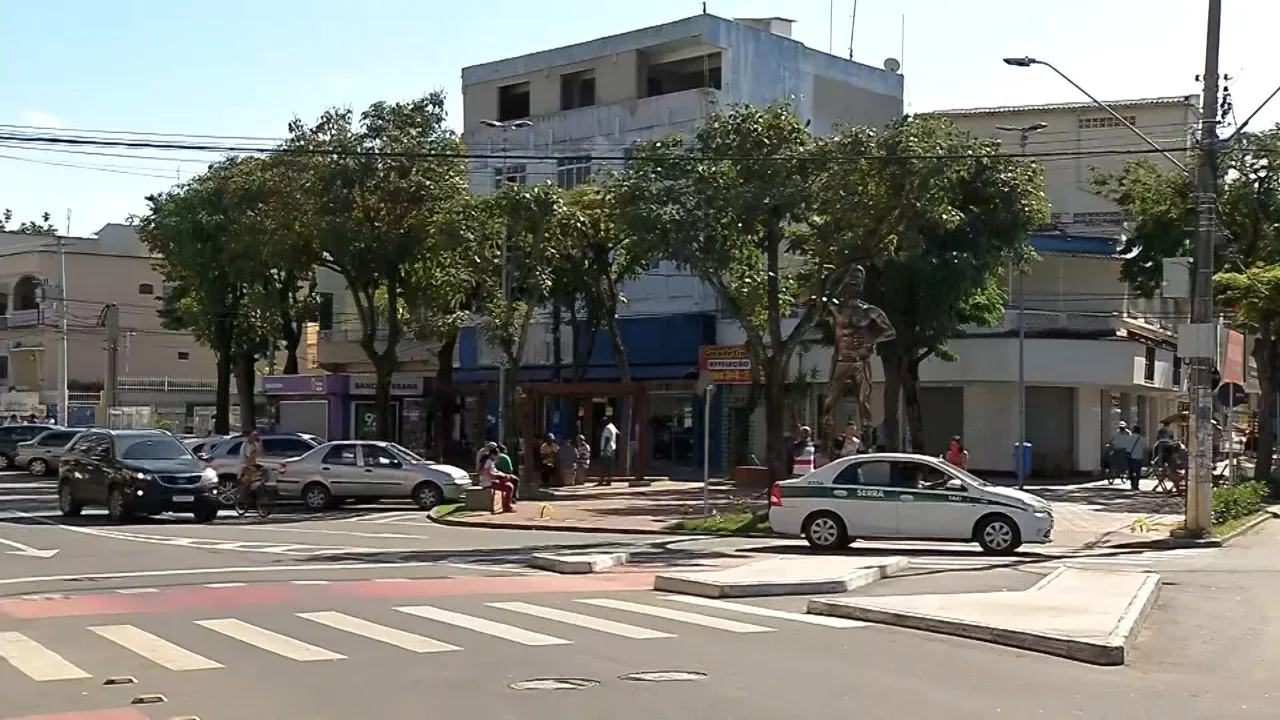 Frentista encontra morador de rua esfaqueado ao chegar para trabalhar na Serra