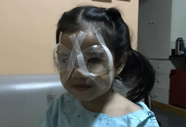 Menina de 4 anos faz cirurgia para não perder a visão depois de uso excessivo de celular