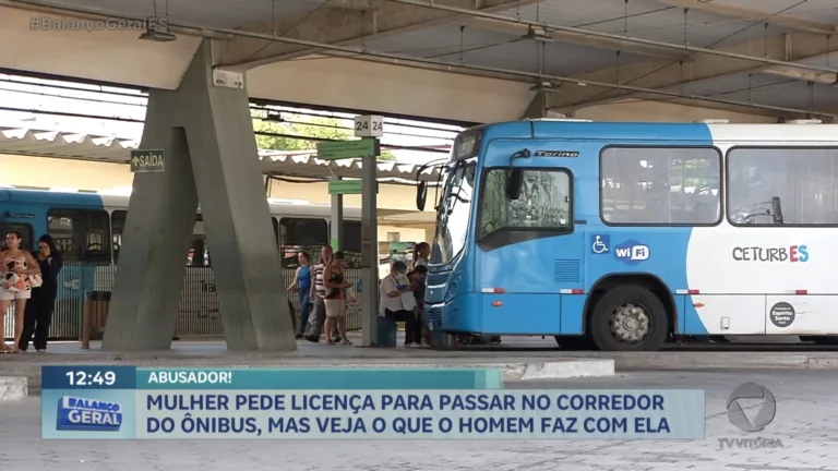 Mulher pede licença para passar no corredor do ônibus, mas veja o que o homem faz com ela