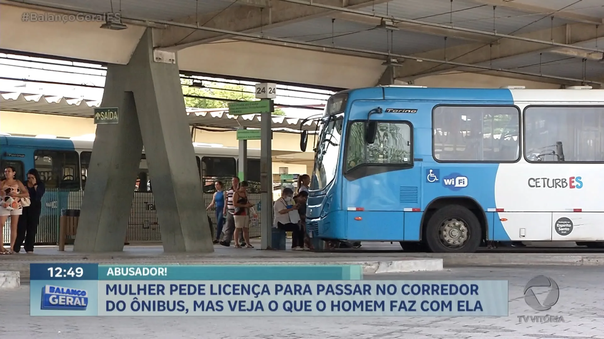 Mulher pede licença para passar no corredor do ônibus, mas veja o que o homem faz com ela