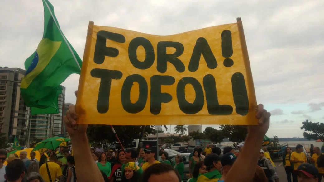 Manifestantes pró-Lava Jato Fazem ato na orla de Camburi em Vitória