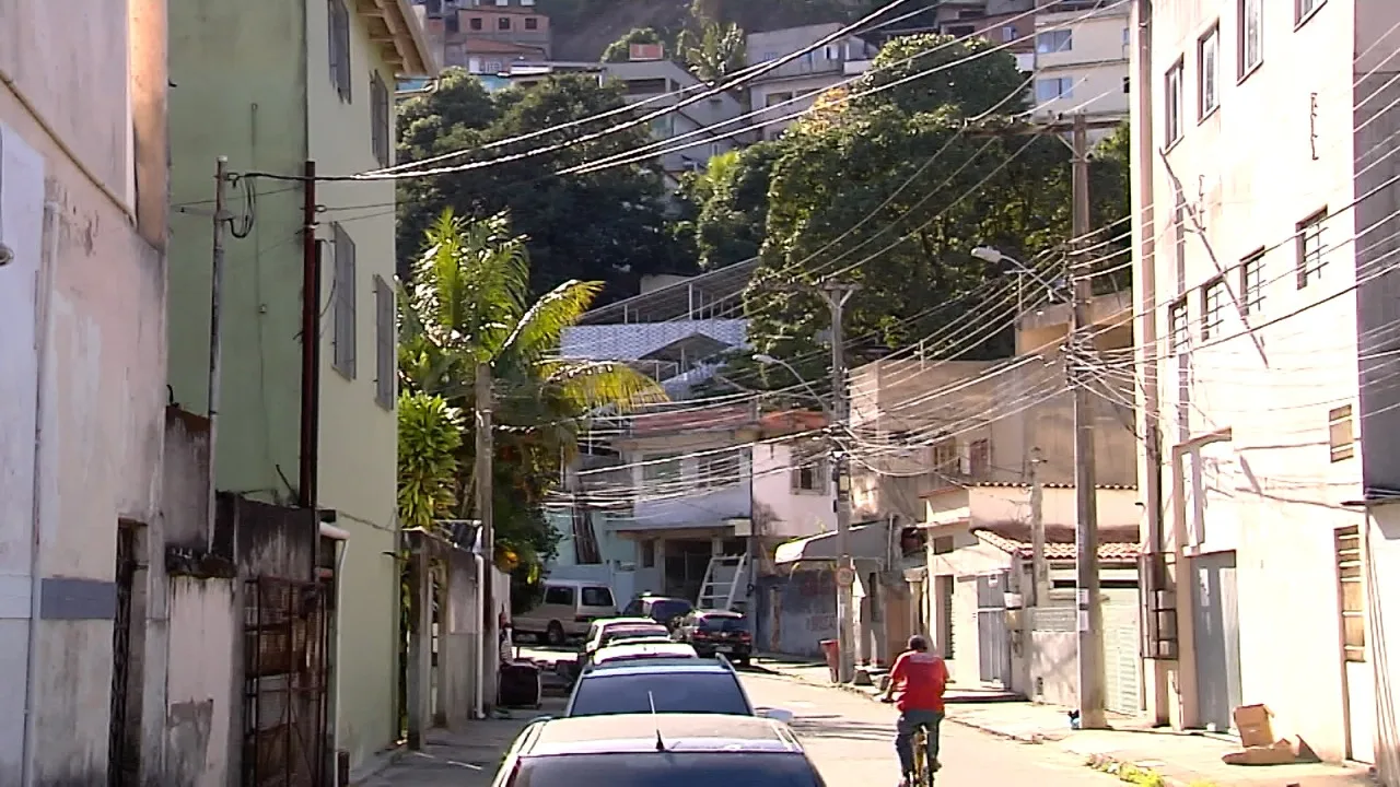 Viatura da PM é recebida com tiros em confronto no bairro São Benedito, em Vitória