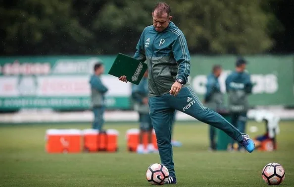 No Palmeiras, Eduardo Baptista diz que 'substituir Cuca é como suceder Telê'