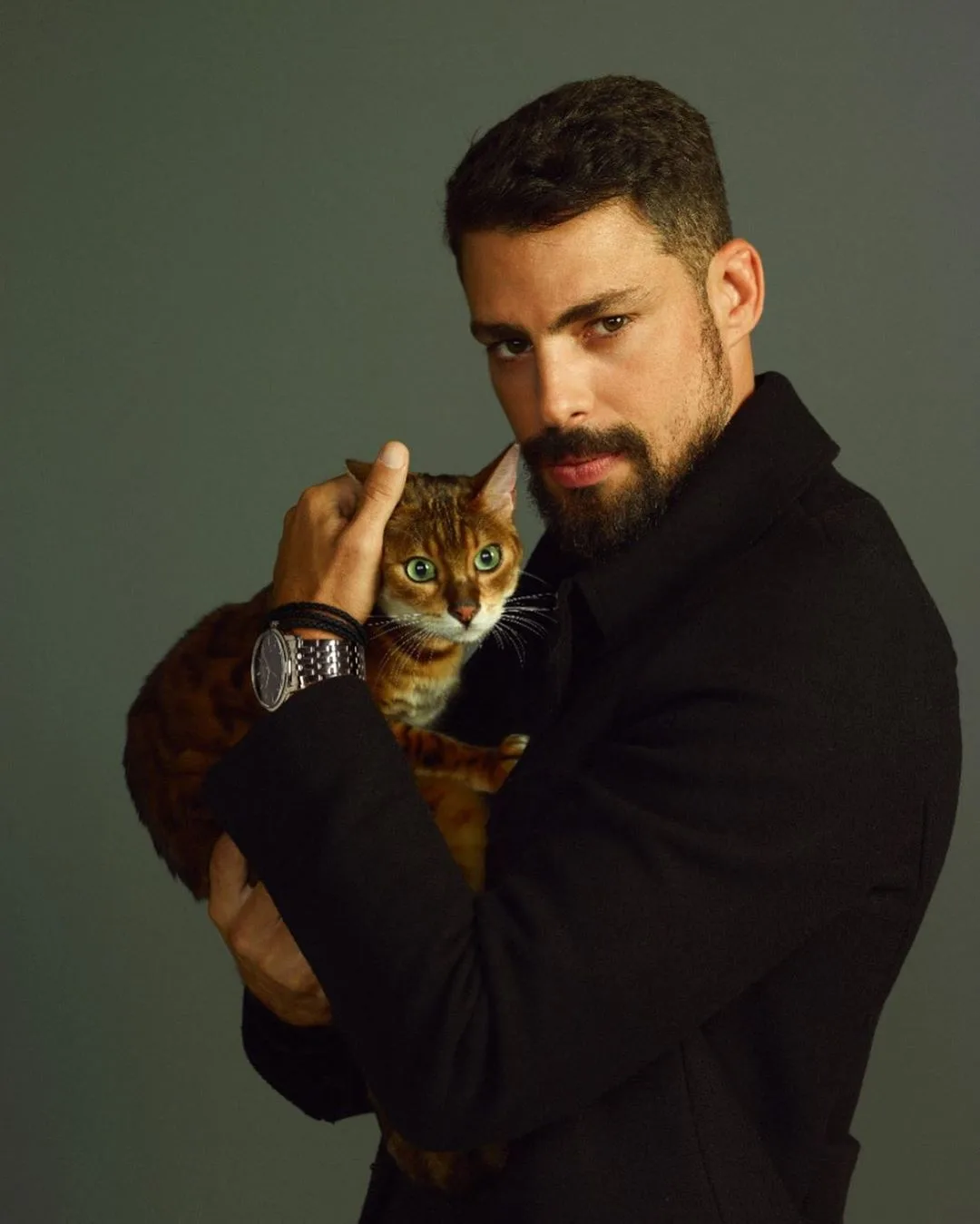 Cauã Reymond faz campanha de adoção com gato de raça e é criticado