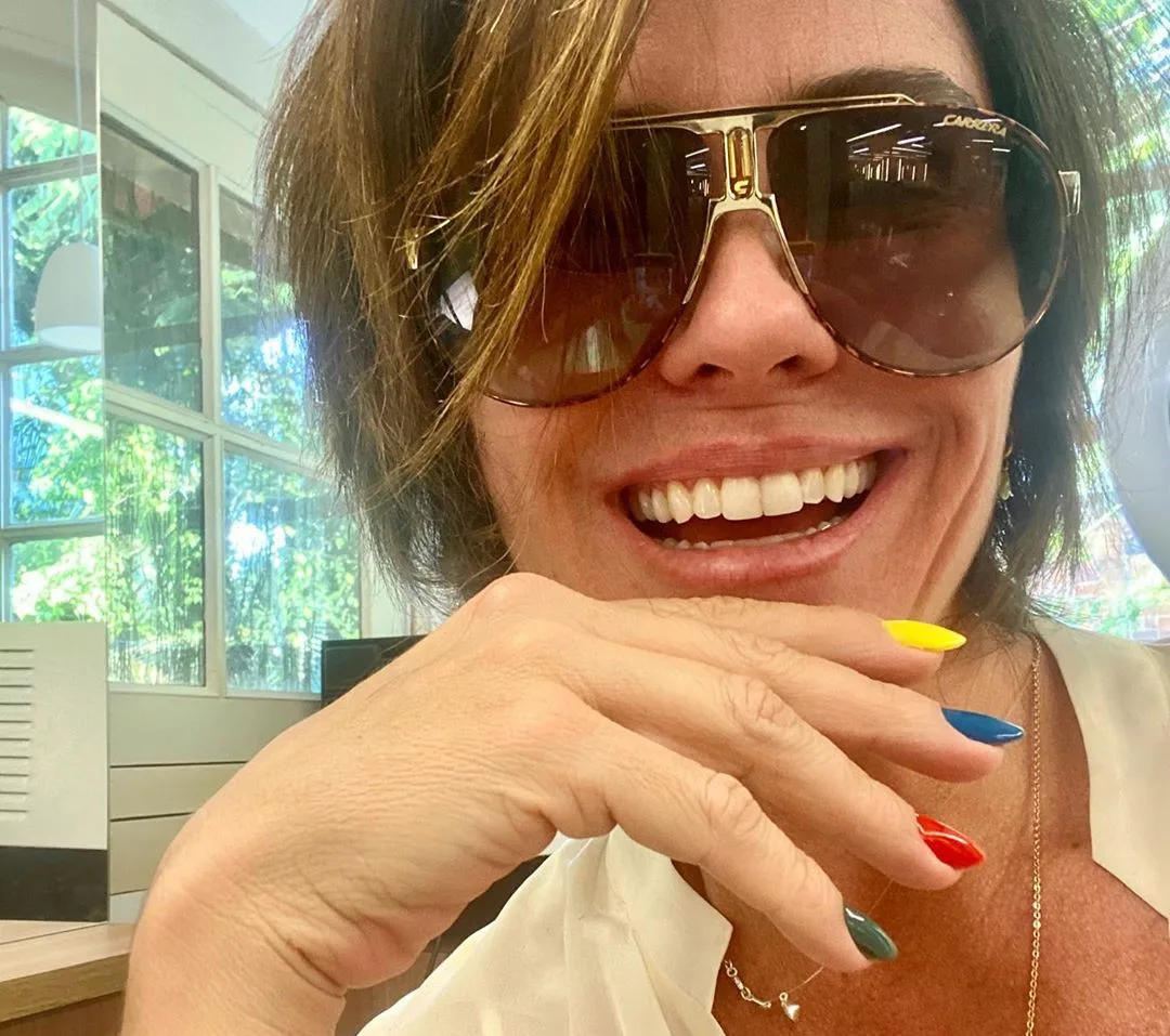 Atriz Giovanna Antonelli encanta ao pintar uma unha de cada cor para o Réveillon