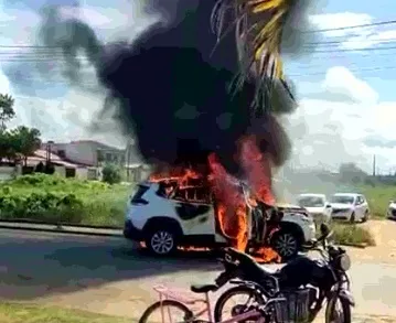 VÍDEO | Carro pega fogo após acidente com motociclista em Guriri, no Norte do ES