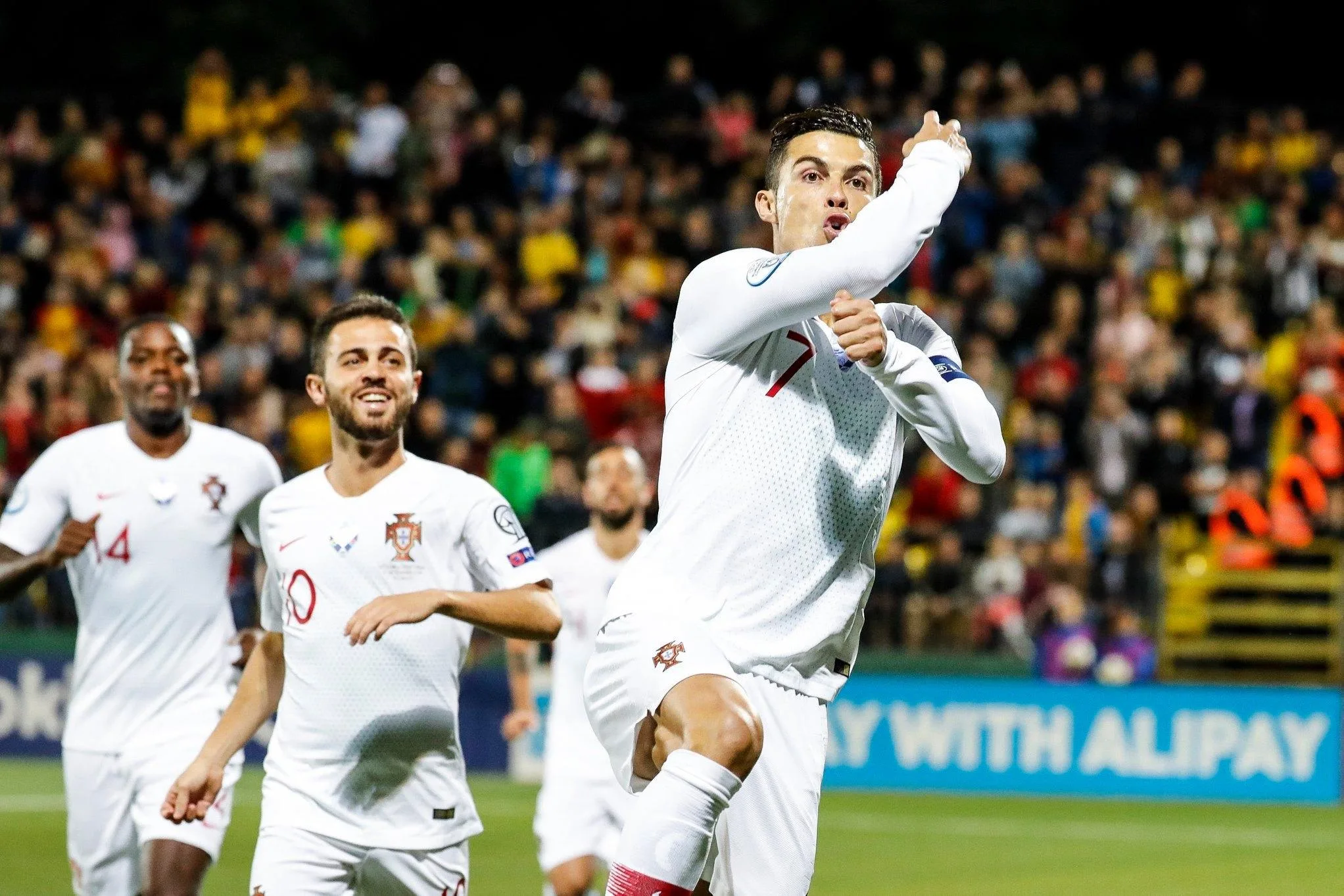 Cristiano Ronaldo faz 4 gols e Portugal goleia; França e Inglaterra também vencem