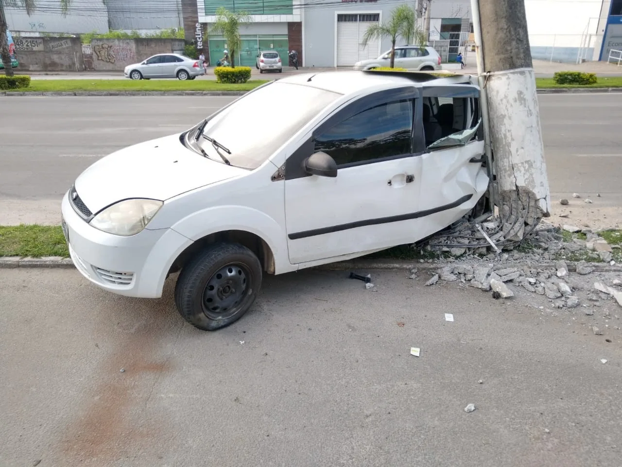 Motorista fica preso às ferragens depois de bater carro em poste na Avenida Carlos Lindenberg