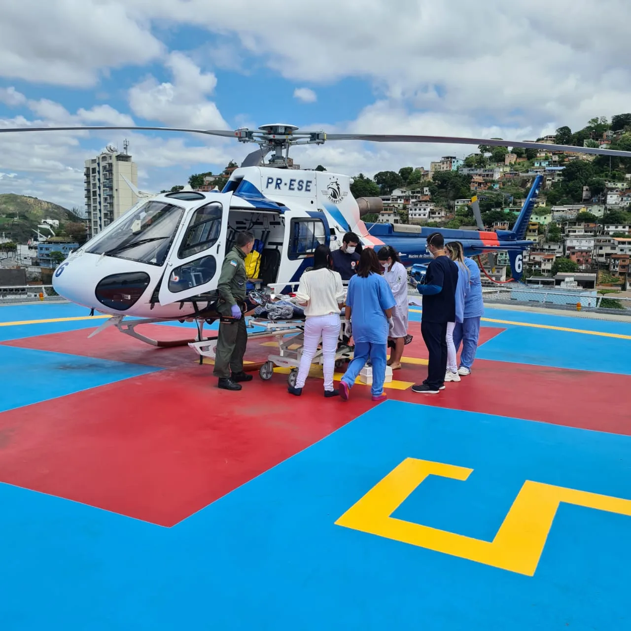 Adolescente é resgatado de helicóptero após ter pulmão perfurado por galho de árvore