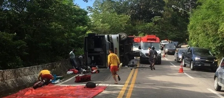 Ônibus tomba com 42 adolescentes que jogariam rugby e um morre