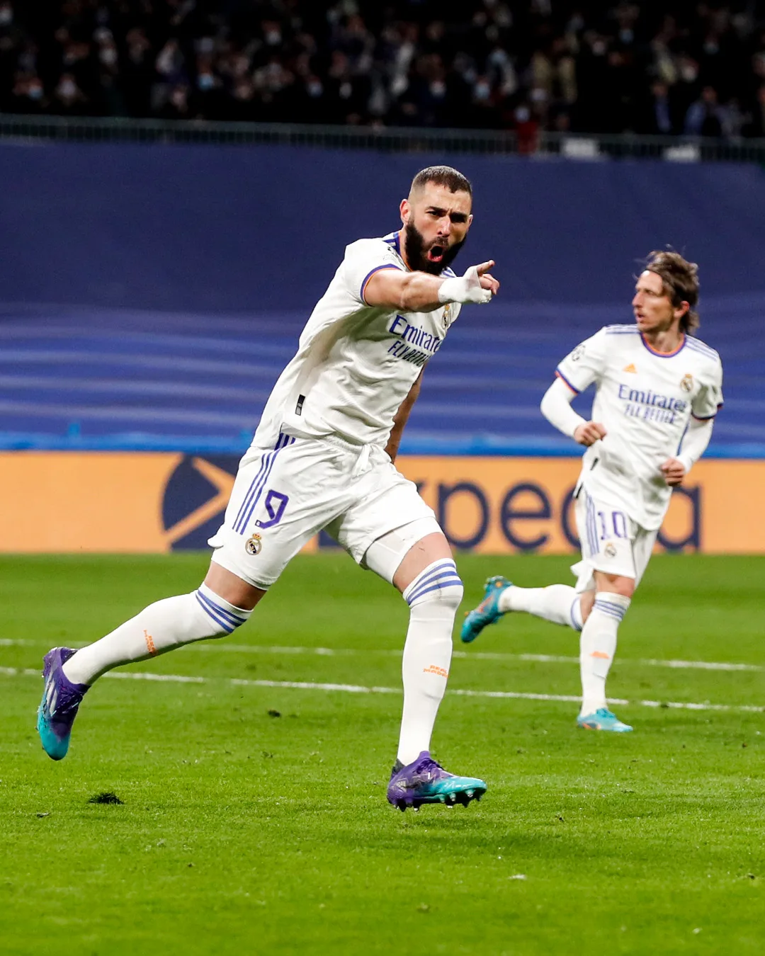 Com hat-trick e recorde de Benzema, Real vira e elimina PSG na Liga dos Campeões