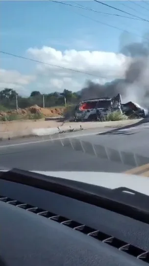 Carro pega fogo após colidir com poste na Serra