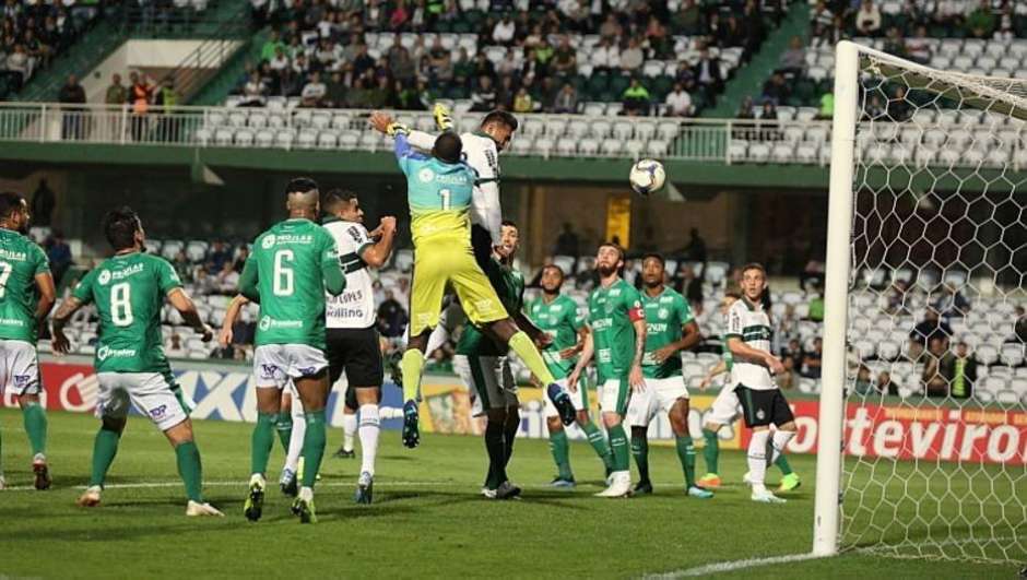 Coritiba se reabilita ao quebrar série invicta do Guarani na série B