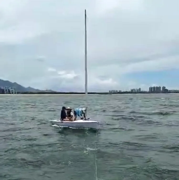 VÍDEO| Corpo de Bombeiros resgata casal à deriva no mar em Vitória