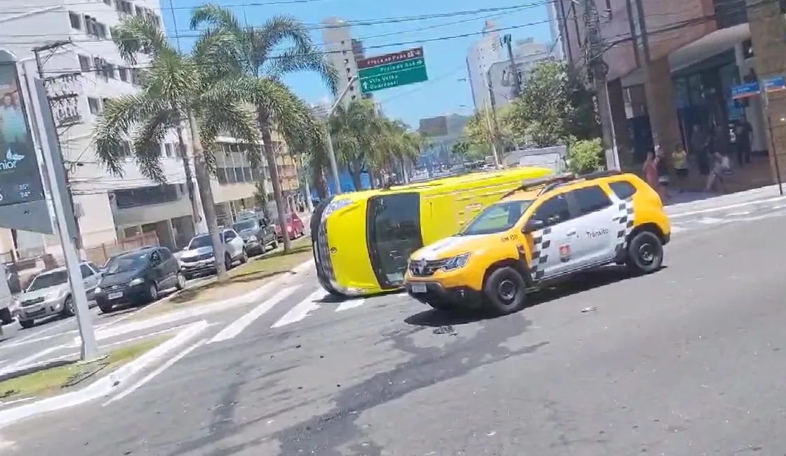 Van de entrega de encomendas tomba após acidente com carro em Vitória