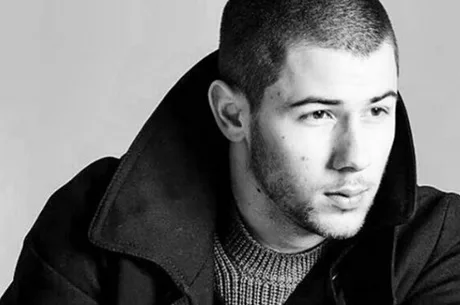 Nick Jonas responde perguntas de fãs sobre Miley Cyrus e anel da castidade