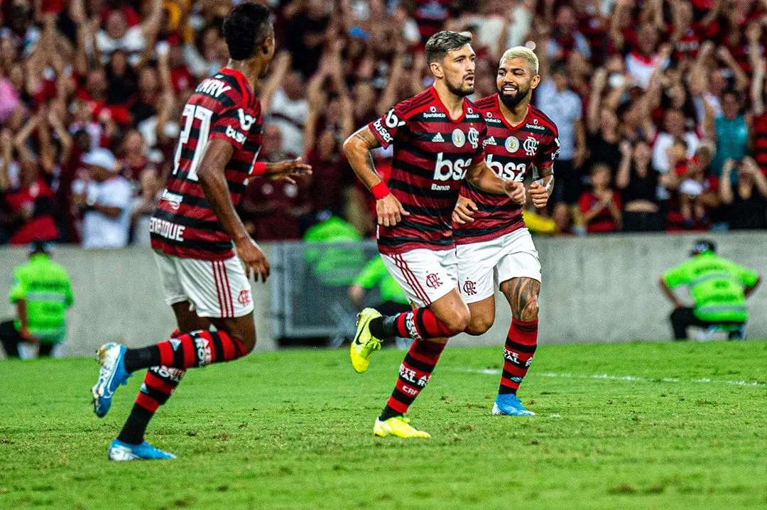 Com recorde de público, Flamengo bate CSA e mantém vantagem na ponta do Brasileirão