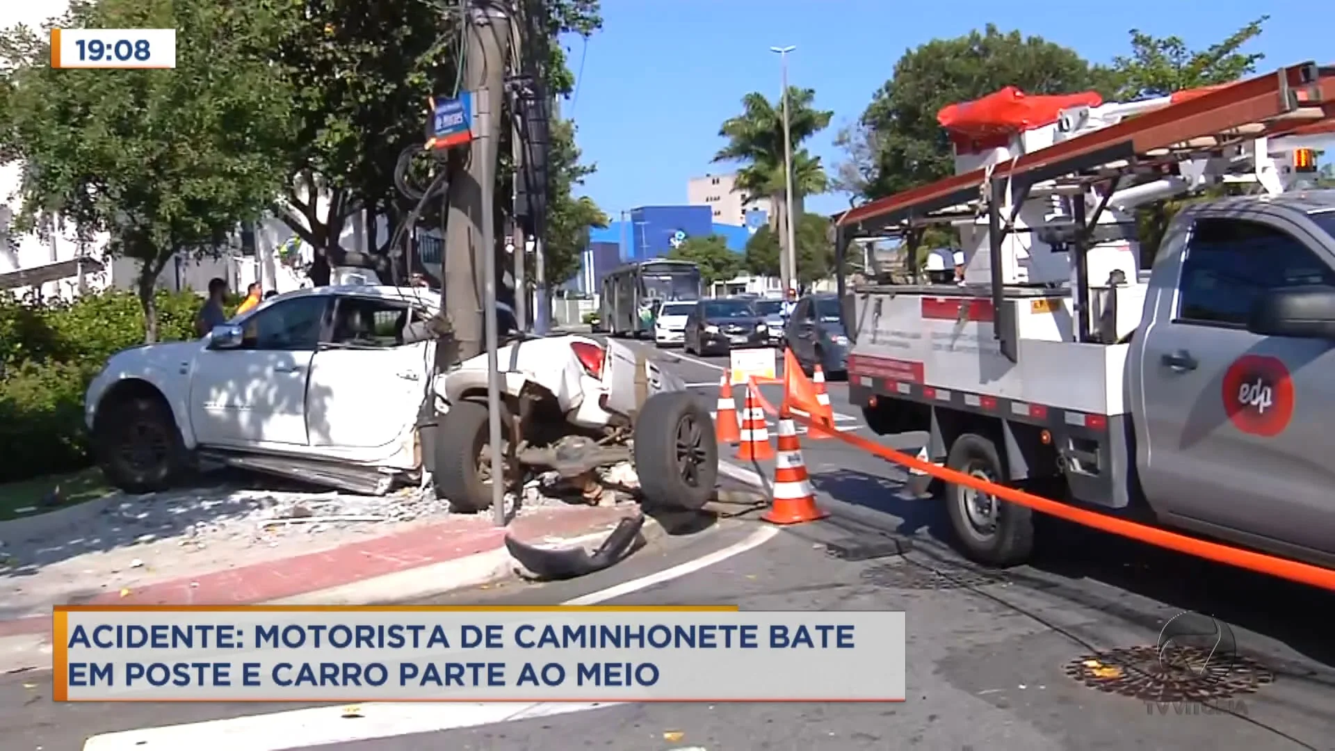 Acidente: motorista de caminhonete bate em poste e carro parte no meio