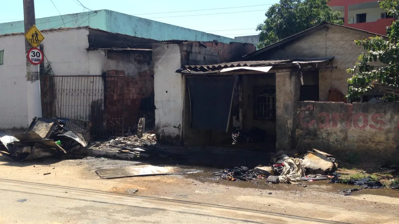 Casa fica destruída após pegar fogo em Cariacica