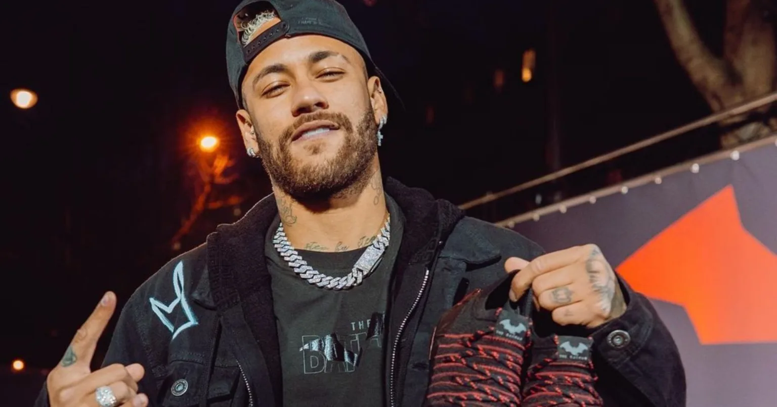 Neymar dança coreografia de "Envolver" e manda parabéns para Anitta