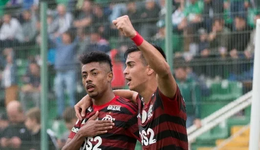 Desfalcado, Flamengo vence a lanterna Chapecoense e se mantém na liderança