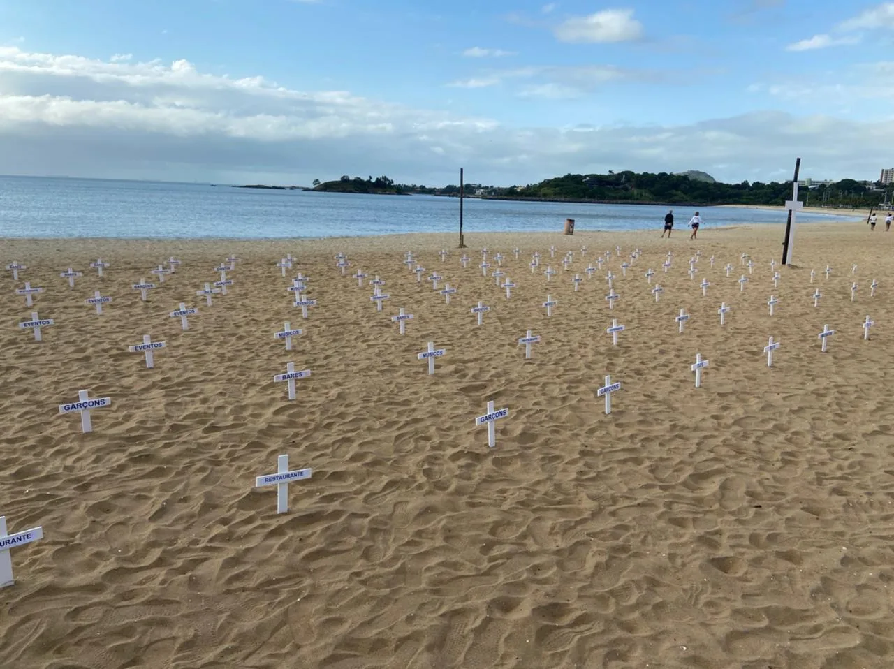 Com 200 cruzes em praia, donos de bares e restaurantes protestam contra restrições no ES