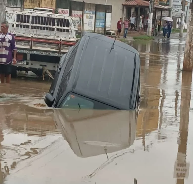 VÍDEO | Carro cai em valão após alagamento em Cariacica