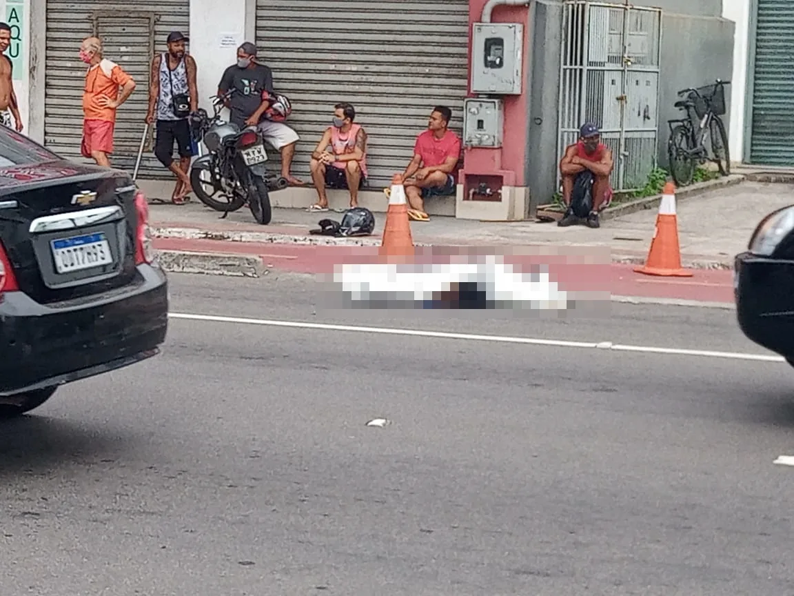 Motociclista bate em caminhão e morre ao voltar do trabalho na Avenida Lindemberg