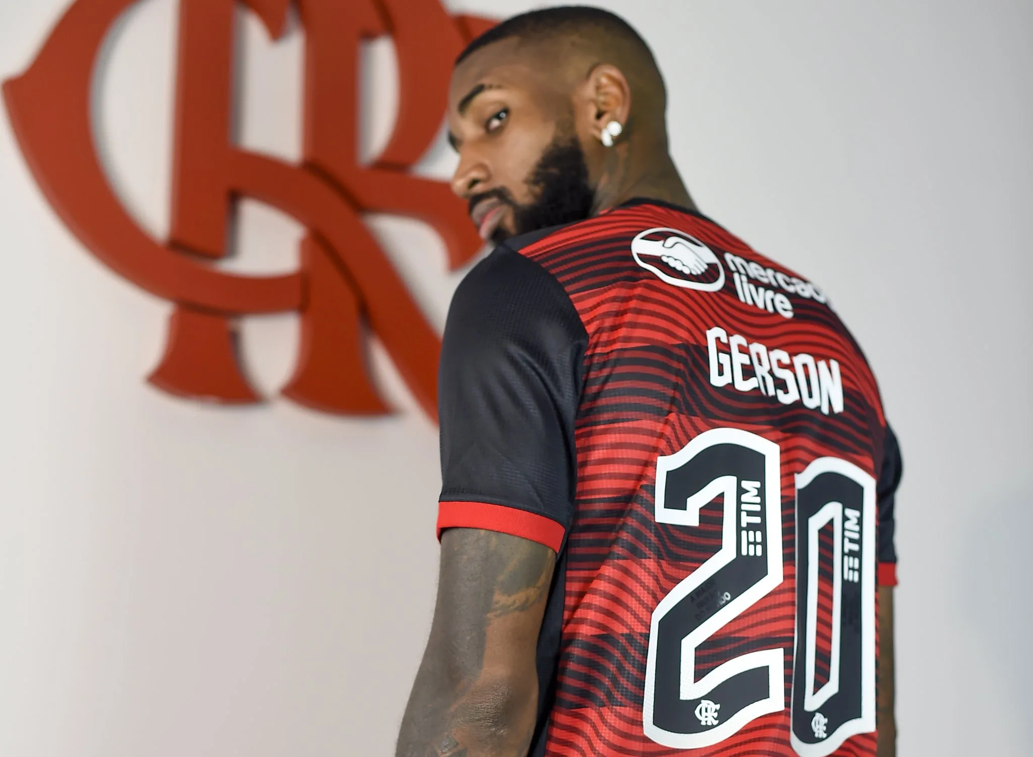 Gerson e Varela trocam socos durante treino do Flamengo