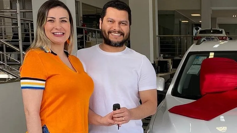 Andressa Urach e marido compram carro de R$ 110 mil: "Presente"