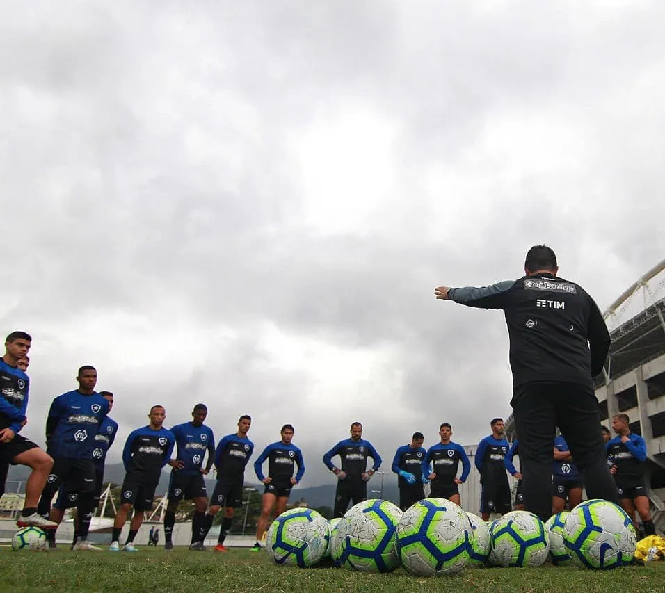 Com ataque inofensivo, Barroca faz revezamento e busca melhor dupla no Botafogo