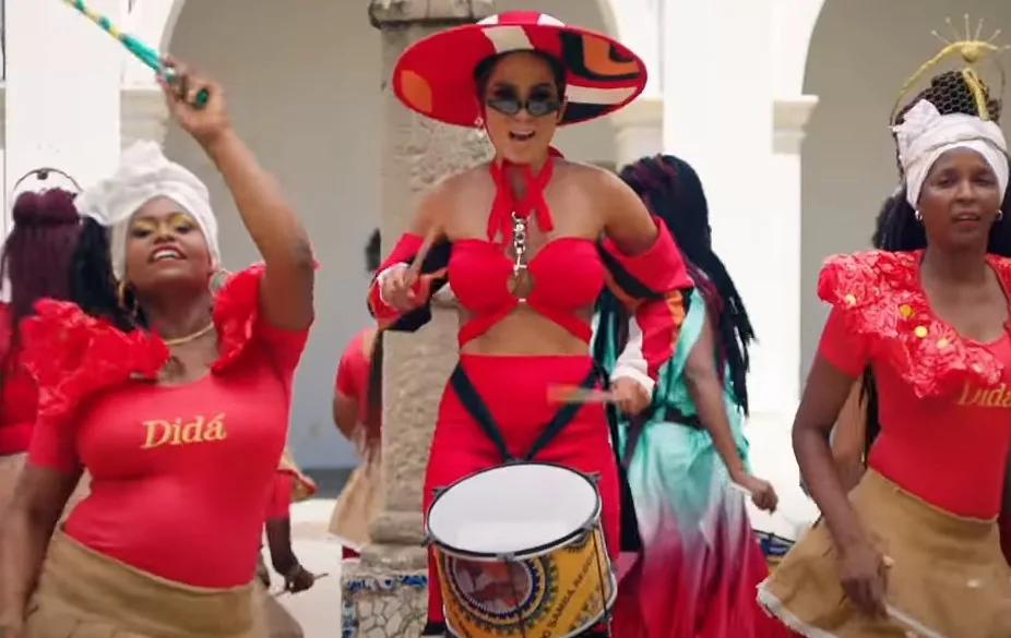 Anitta coloca look usado em clipe de Me Gusta a leilão para arrecadar fundos a favor do Pantanal