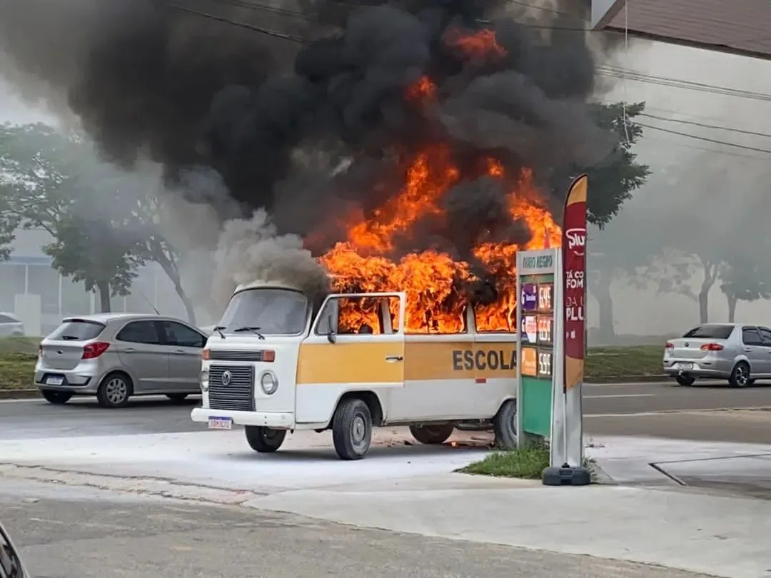 VÍDEO | Kombi escolar pega fogo após abastecer em posto de Linhares