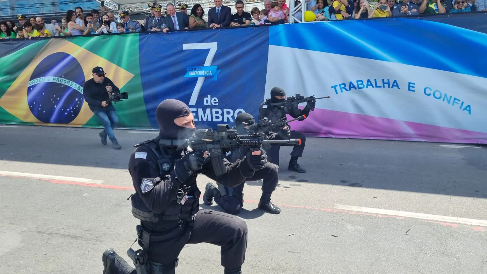 VÍDEO | "Ninjas" do Grupamento Especial da PM fazem simulação de ataque durante desfile